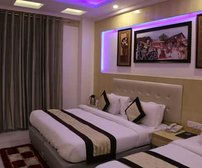 https://imgcld.yatra.com/ytimages/image/upload/t_hotel_yatra_city_desktop/v1467196412/Domestic Hotels/Hotels_New Delhi/Hotel All iz Well/Deluxe_Triple_Room_1.jpg